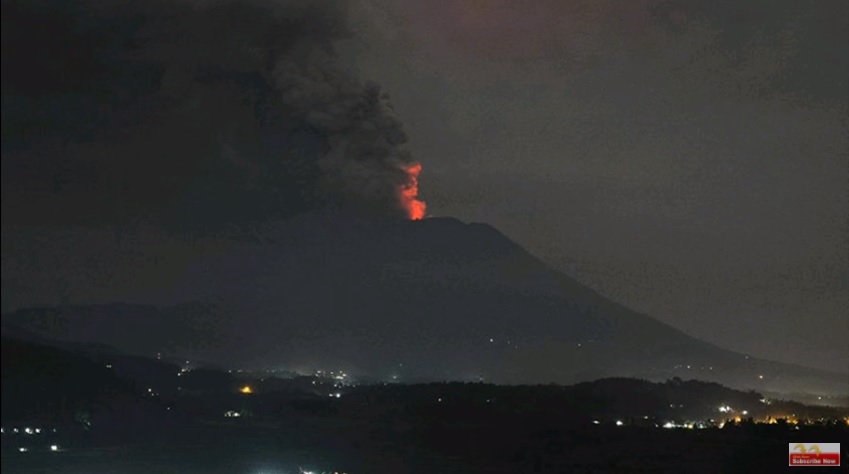 印尼峇里島阿貢火山在當地時間今（28）日晚間8時35分左右再度噴發。 圖：翻攝WE NEWS
