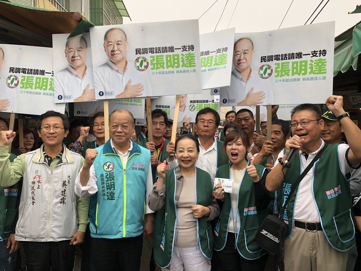 張花冠陪張明達在水上傳統市場掃街拜票。 圖：嘉義縣新聞記者公會/提供