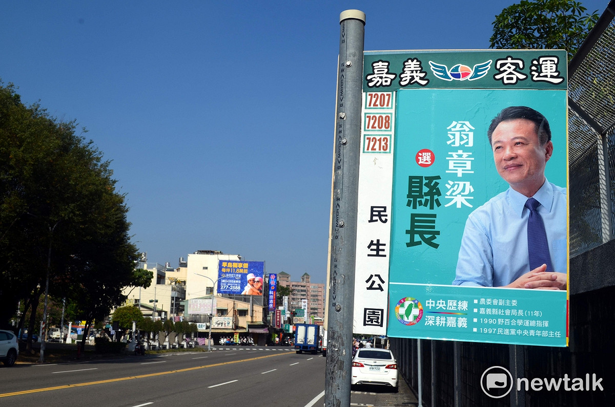 雖然嘉義縣政府公車站牌的競選廣告被蓋台，但嘉義客運的站牌仍貼著翁章梁的競選廣告。 圖：蔡坤龍/攝