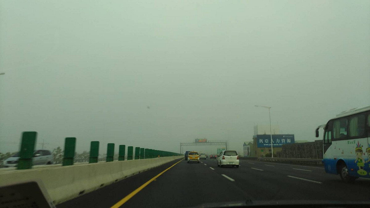 早上八點多高速公路往桃園機場路上，霧濛濛，能見度低。 圖：讀者/提供