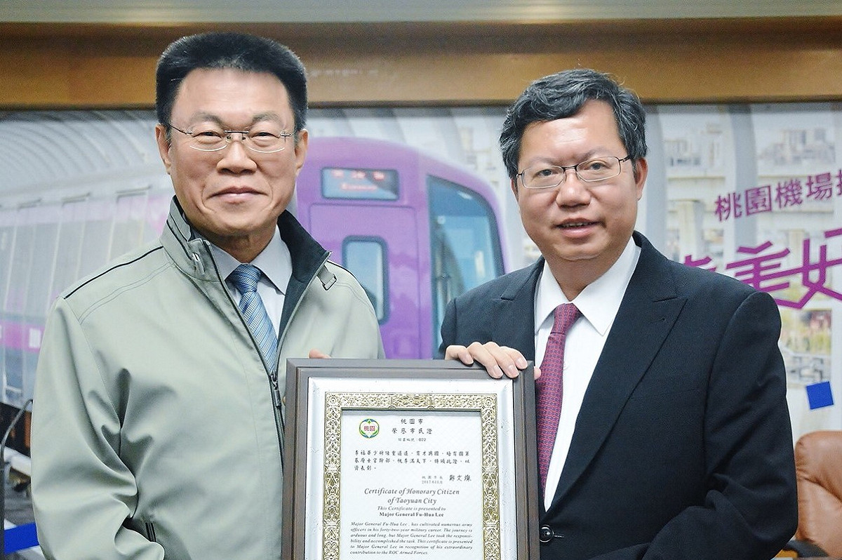 桃園市長鄭文燦主持市政會議時，頒授李福華少將桃園市榮譽市民證。 圖：桃園市政府/提供