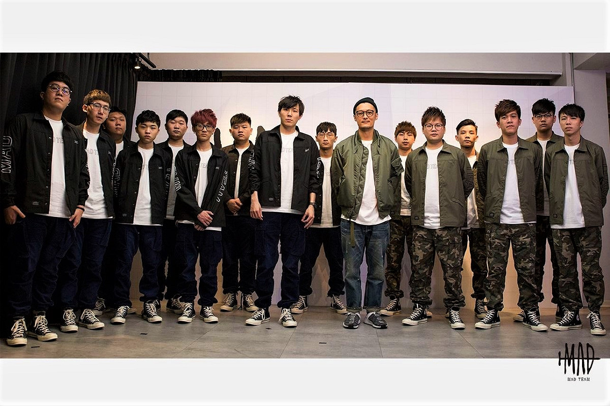 今（29）日ahq e-Sports Club電競俱樂部宣布將旗下二隊「ahq Fighter」以及《傳說對決》部門的「ahq White」經營權轉讓給瘋狂電競有限公司，兩隊也將更名為MAD TEAM，正式衝擊明年LMS電競圈！ 圖：翻攝自 MAD Team 官方臉書專頁