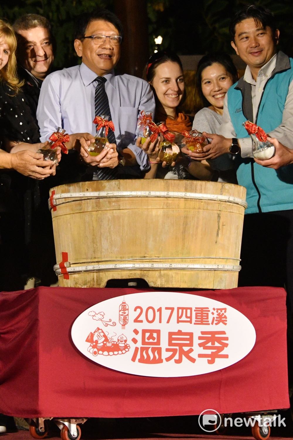 潘孟安知道屏東靠的是農業及觀光，縣內從山線原住民文化活動、琉璃吊橋到東港、墾丁、四重溪溫泉等遊憩都持續推動。 圖 : 溫希業/提供