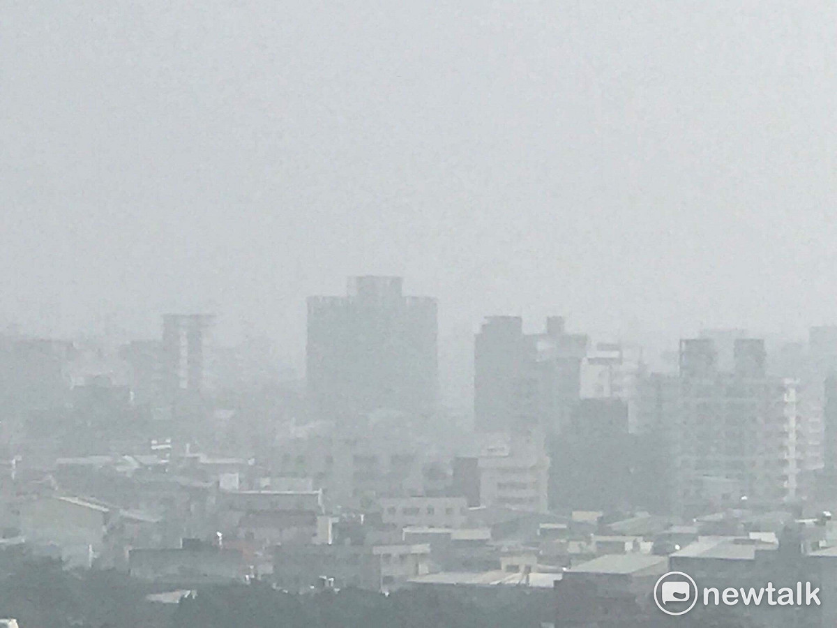 嚴重空汙擾民，台中市環保局今早也通知台電台中電廠降載。 圖：張美惠/攝影