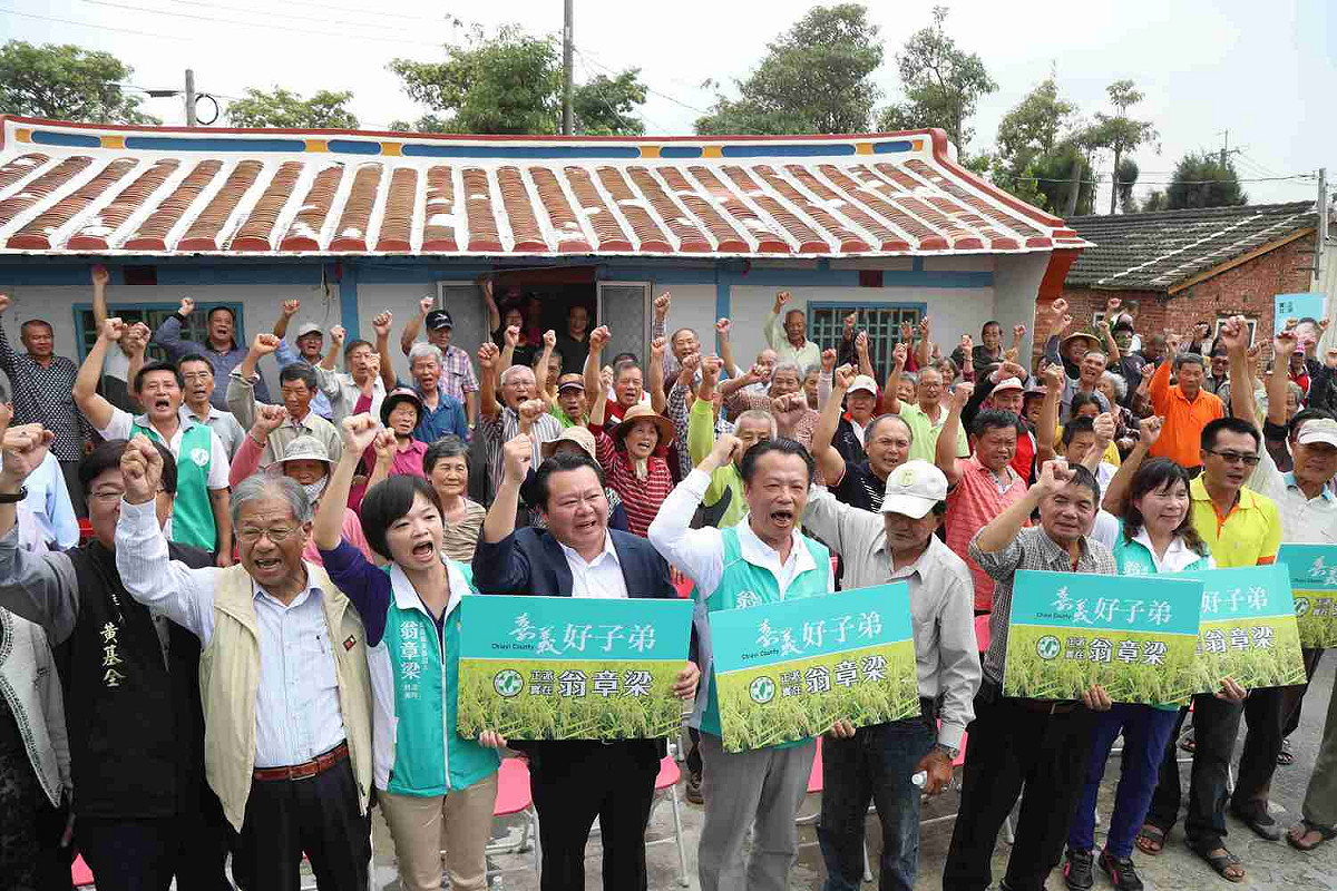 翁章梁29日在老家三合院公佈第一支競選廣告片，受到鄉親熱烈支持。 翁章梁競選團隊/提供