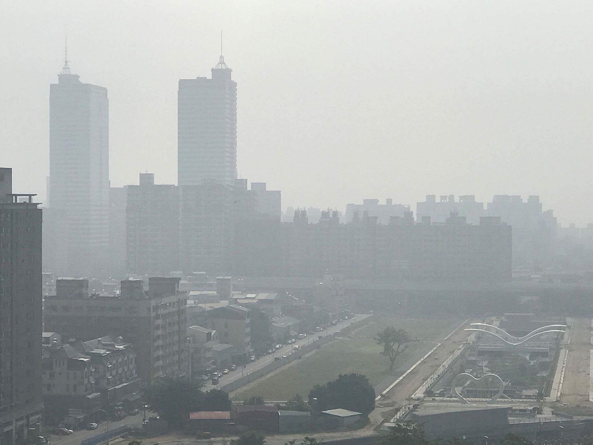 台中地區也出現高指數「紅色警戒」，已達到所有族群都會受影響的等級，呼籲民眾盡量少出門，須要出門時務必要配戴口罩。 圖：張美惠/攝影