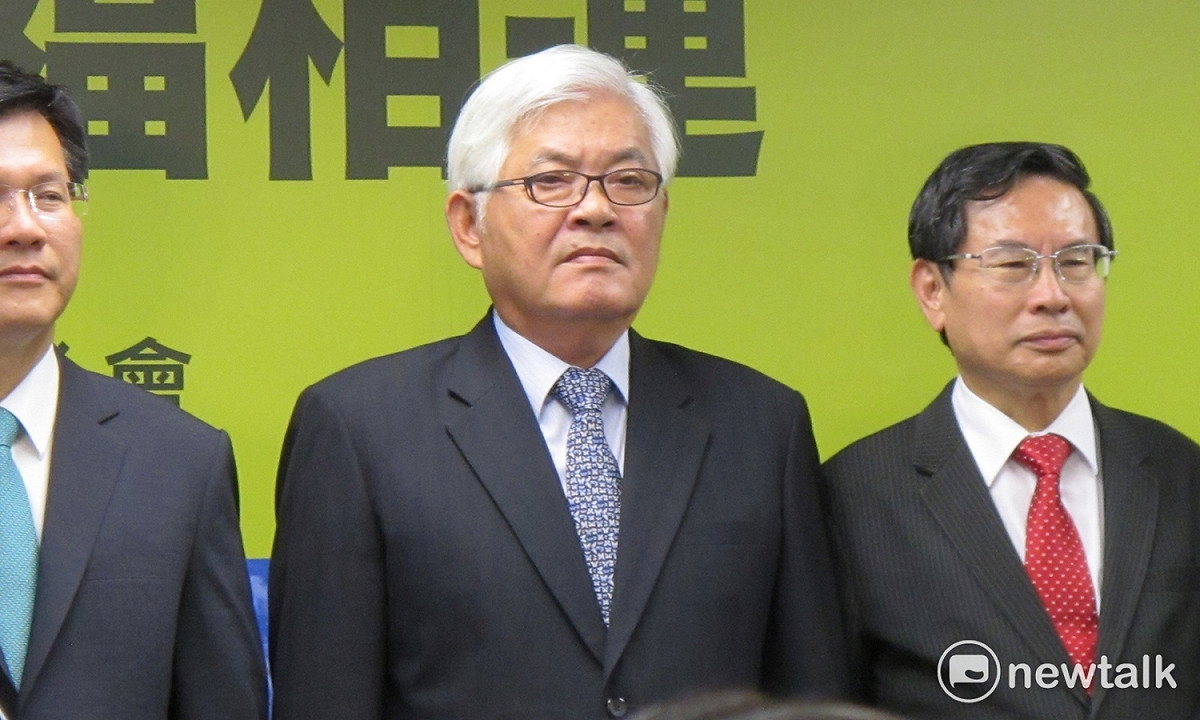 對於蘇治芬批評，雲林縣長李進勇（中）今日放低身段表示，一定有他需要檢討的地方。 圖：林朝億/攝
