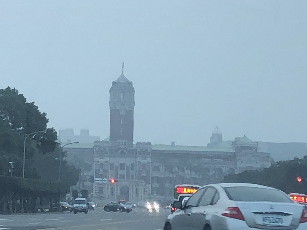台北市的天空目前也呈現灰濛濛一遍，今日的PM2.5指數打破今年所有紀錄。 圖：陳奕/拍攝