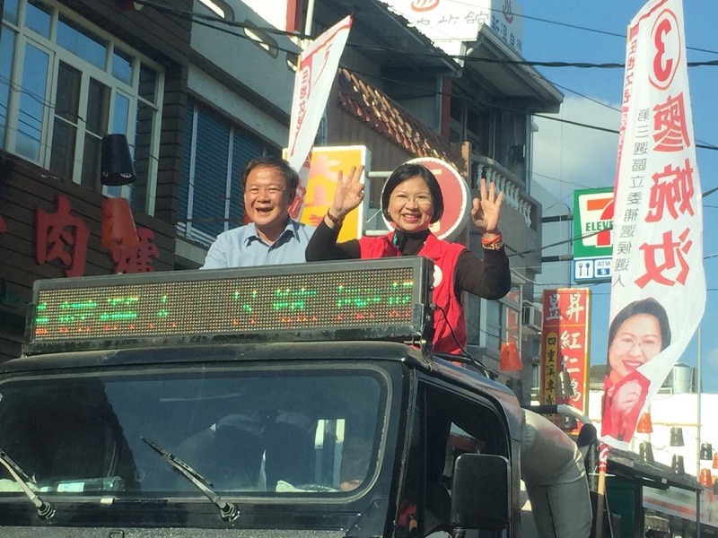 國民黨縣黨部主委廖婉汝(右)，近年選舉得票數不如預期，加上給選民的新鮮感不足，一般認為她出馬對決同鄉的機率不高。 圖：溫希業/提供