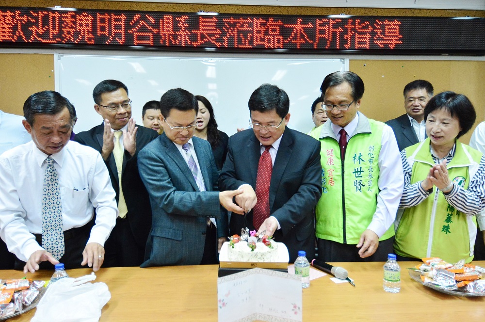 魏明谷扶著邱建富的手一起切蛋糕，這一幕能否有助魏明谷的選情？尚待驗證。 圖：彰化縣政府/提供