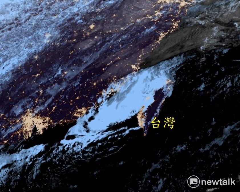 氣象局主任鄭明典29日晚間22:30也在臉書貼文指出，海峽霧區還在，他以圖示說明，螢光藍是液態水為主的雲區，這片雲的雲頂溫度很接近海表面溫度，所以很可能是。影像來源：RAMMB/Himawari-8 Imagery 圖：翻攝自鄭明典臉書