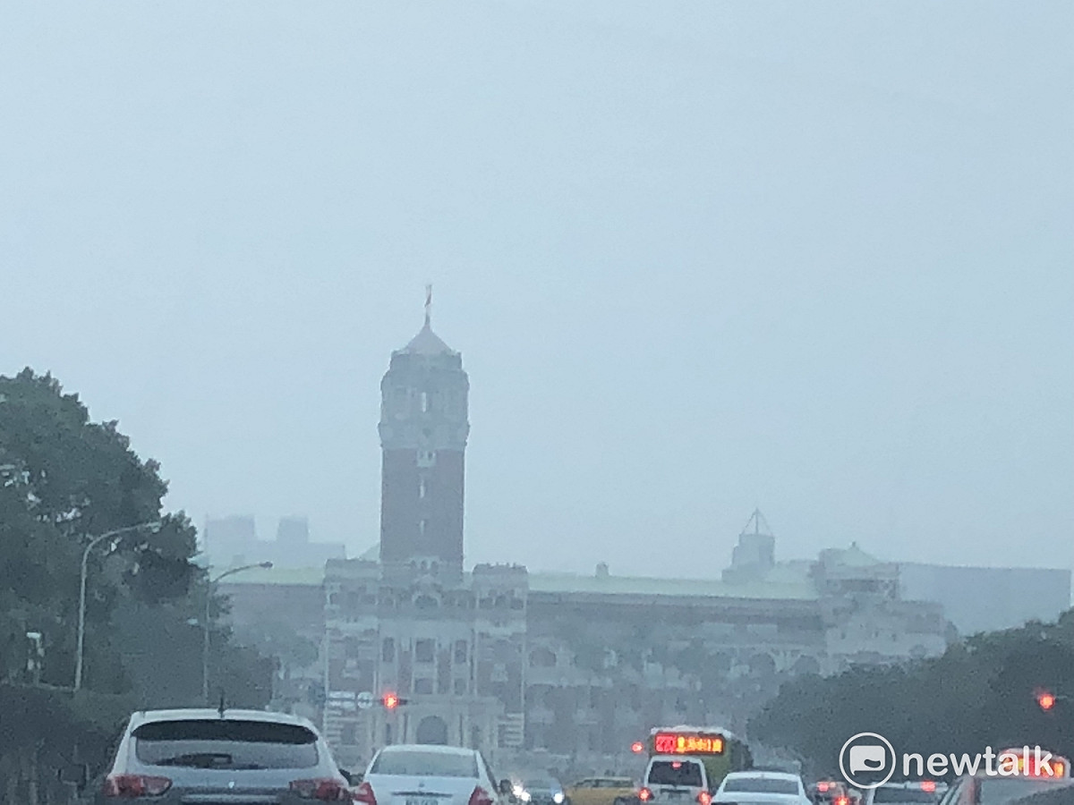 29日下午4點半左右，台北市也陷入紅色警戒。總統府前也是霧茫茫、灰濛濛一片。空氣品質急降。 圖：陳奕/攝