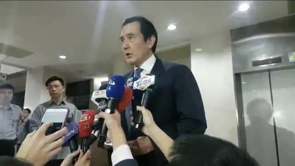 前總統暨時任國民黨黨主席馬英九因疑似不當賤賣黨產案，被台北地檢署首度以被告身分傳喚出庭，晚間無保請回。 圖：翻攝youtube影片