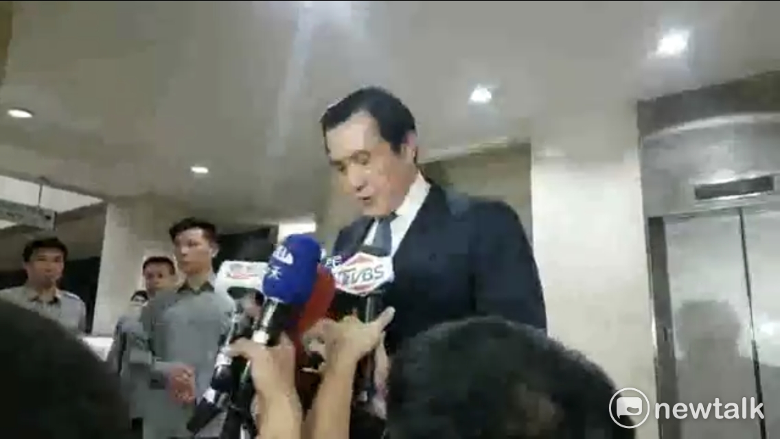 馬英九在訊問後，於晚間23:30左右步出地檢署，接受媒體訪問馬英九說：「大家辛苦了，基於偵查不公開的原則，我不方便就今天偵查中狀況和各位報告，但是我要強調，30多年來一向清廉自持、奉公守法，我絕對經得起公開檢驗，大家辛苦了，晚安。」 圖：翻攝自網路影片