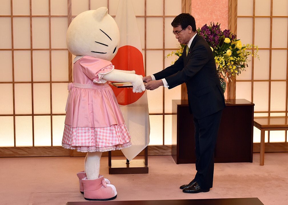 日本外務大臣河野太郎（右）28日正式委任知名的漫畫主角Hello Kitty擔任大使，助大阪爭取2025年世界博覽會主辦權。 圖：翻攝河野太郎推特