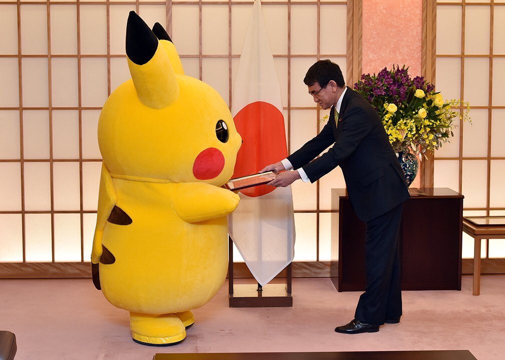 日本大阪市將爭取2025年世界博覽會主辦權，外務大臣河野太郎（右）28日委任動漫主角皮卡丘擔任大使。 圖：翻攝河野太郎推特