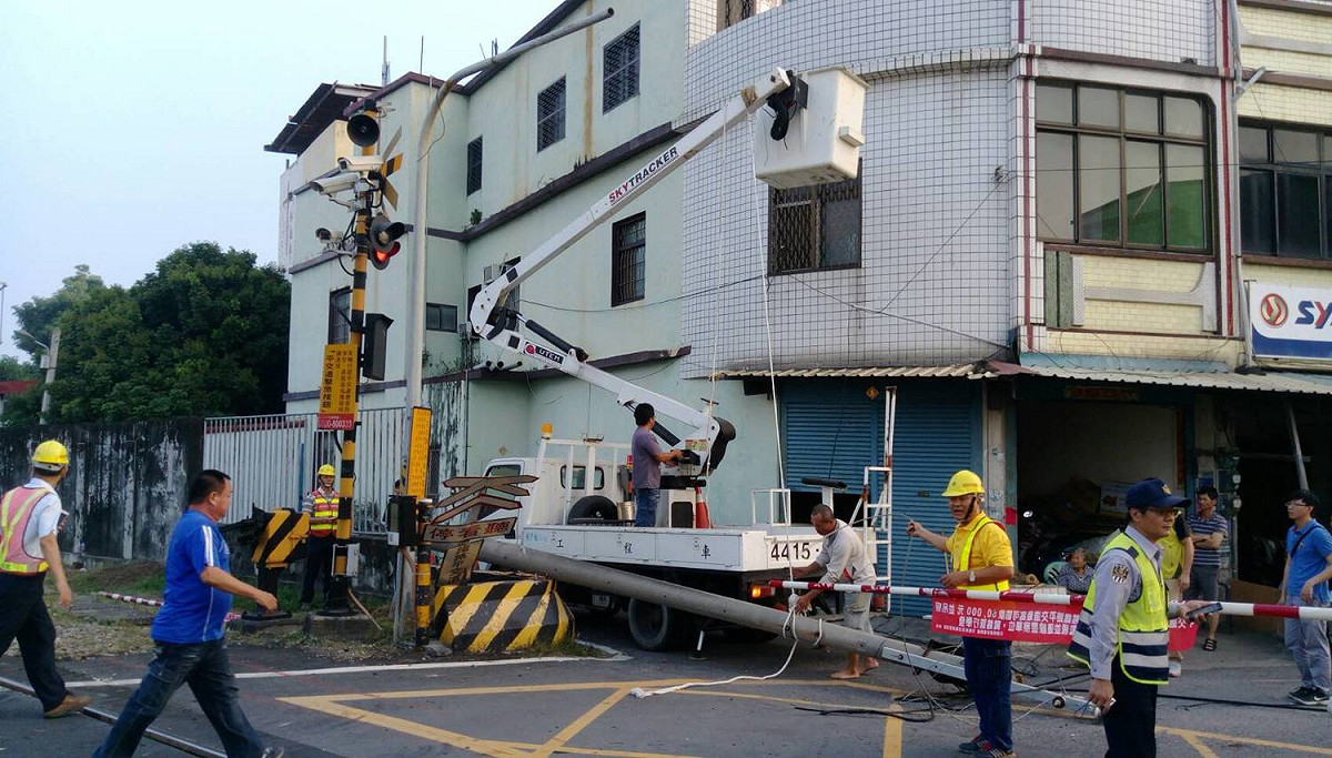 台鐵人員正在清理倒他的電線桿。 圖：台鐵提供