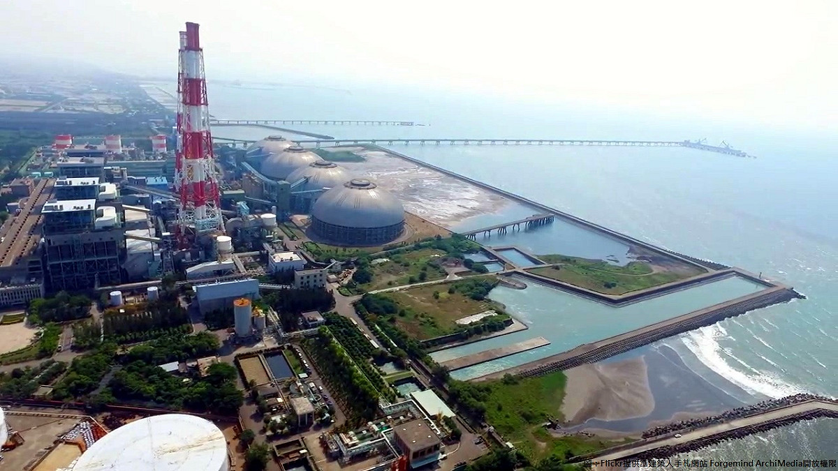 高雄市政府為了減緩空汙，要求興達廠燃煤機組提早進行汰換，儼然將興達電廠燃煤機組視為減碳的首要目標。圖為空氣污染示意圖。 圖：Flickr提供準建築人手札網站 Forgemind ArchiMedia開放權限
