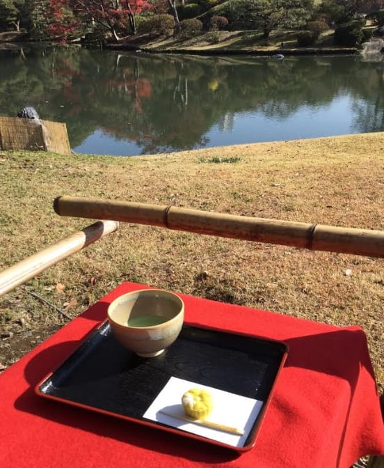 六義園的吹上茶屋的抹茶與和果子是休憩最佳選擇。 圖：劉黎兒/攝