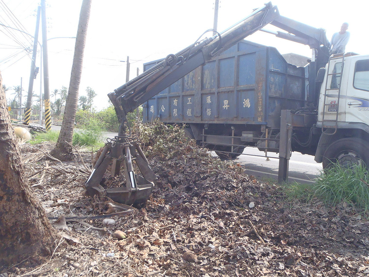 農業處加強補助經費協助農民以現地代工破碎、集中破碎等方式妥善處理農業廢棄物，並推動補助農業廢棄棄物代清運作業。 圖：屏東縣政府/提供