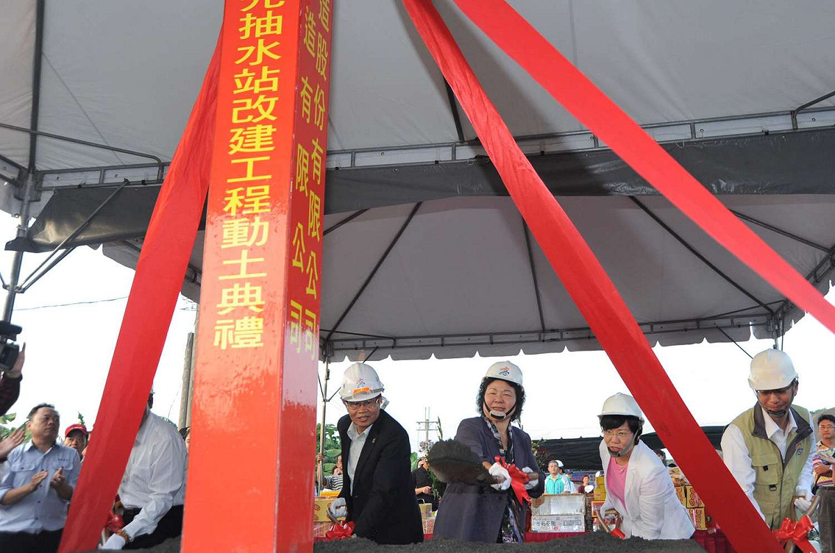 陳菊今(30)日率市府團隊市籍立委、地方民意代表等人持鏟動土，預計明年7月前投入使用， 圖：高雄市政府/提供