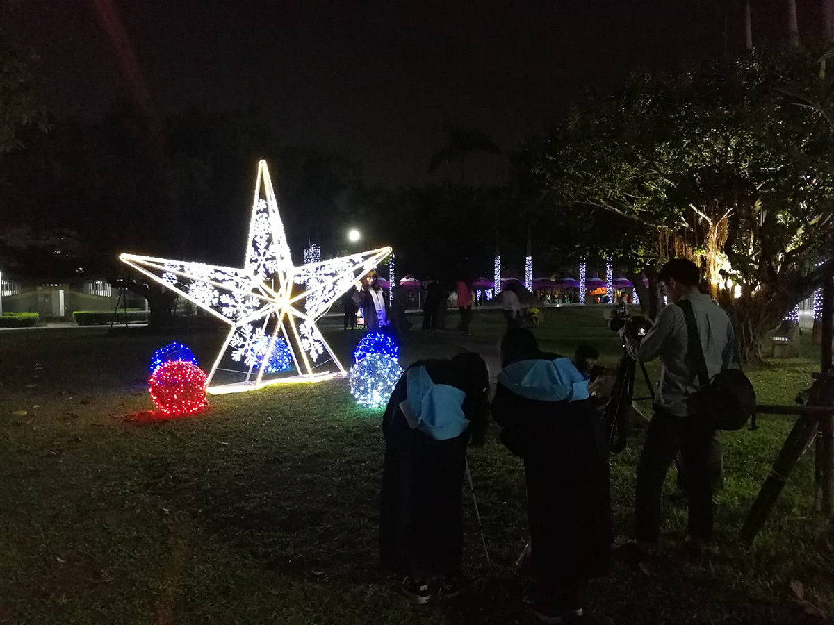 屏東縣政府今(30)日晚間縣府在屏東公園試燈，即令許多民眾驚艷 圖：屏東縣政府/提供