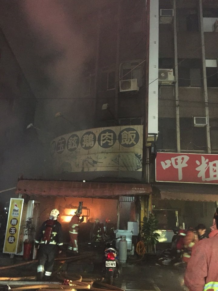 新北市土城區鼎玉鉉鵝肉店昨晚遭人縱火，造成1死5傷，警方將2嫌疑人帶回偵查。 圖：新北市消防局提供