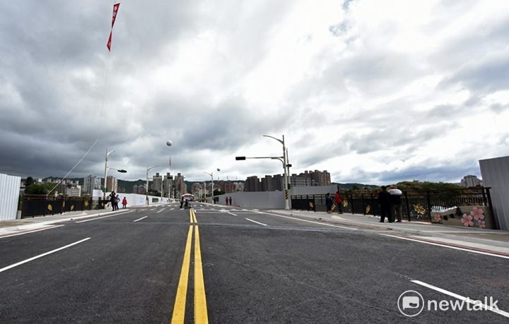 桃園市府打通民光東路至民光路，跨越東門溪的春曉橋工程，打通任督二脈，讓從民光東路往桃園夜市、商圈，可以直行，不用再繞道，省了不少時間。 圖：桃園市府提供