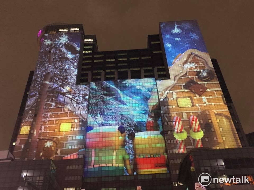 新北歡樂耶誕城，光雕投影，結合3D立體動畫，整座33樓高的新北市政府大樓，在夜幕投影下，變身變形金剛、移動城堡 圖：陳奕/攝