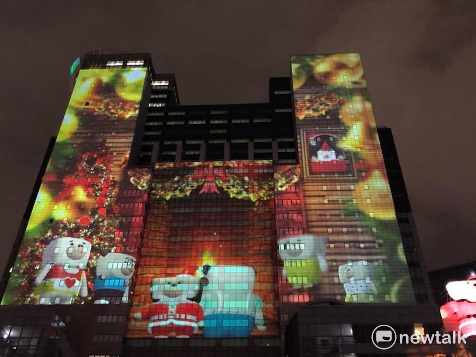 新北歡樂耶誕城，光雕投影，結合3D立體動畫，整座33樓高的新北市政府大樓，在夜幕投影下，變身變形金剛、移動城堡。 圖：陳奕/攝