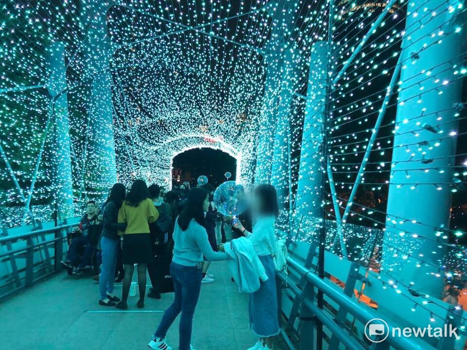 這不是假日，只是周三，新北市的歡樂耶誕城卻是充滿過節氣氛，樂翻天。網美、coser、情侶，佔滿星光藍洞。 圖：陳奕/攝