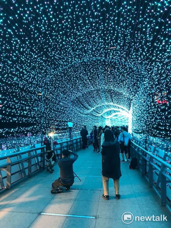 這不是假日，只是周三，新北市的歡樂耶誕城卻是充滿過節氣氛，樂翻天。網美、coser、情侶，佔滿星光藍洞。 圖：陳奕/攝