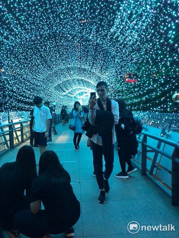 銀光熠熠的燈廊從11/24一路閃耀到跨年，每日晚上照亮新板特區夜空到12:00點。 圖：陳奕/攝
