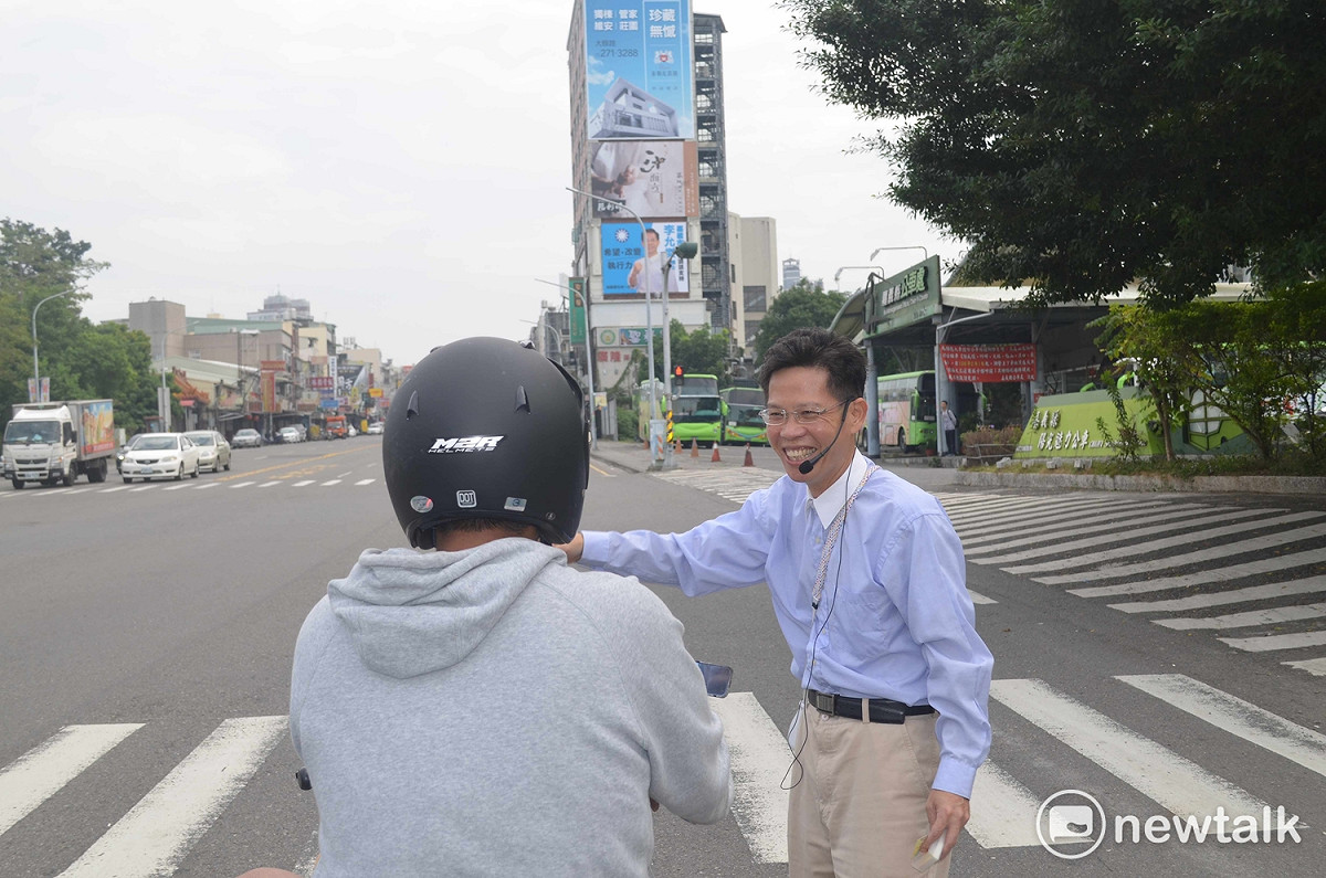 李允傑率先展開街頭拜票，吸引年輕族群注意。 圖：蔡坤龍/攝