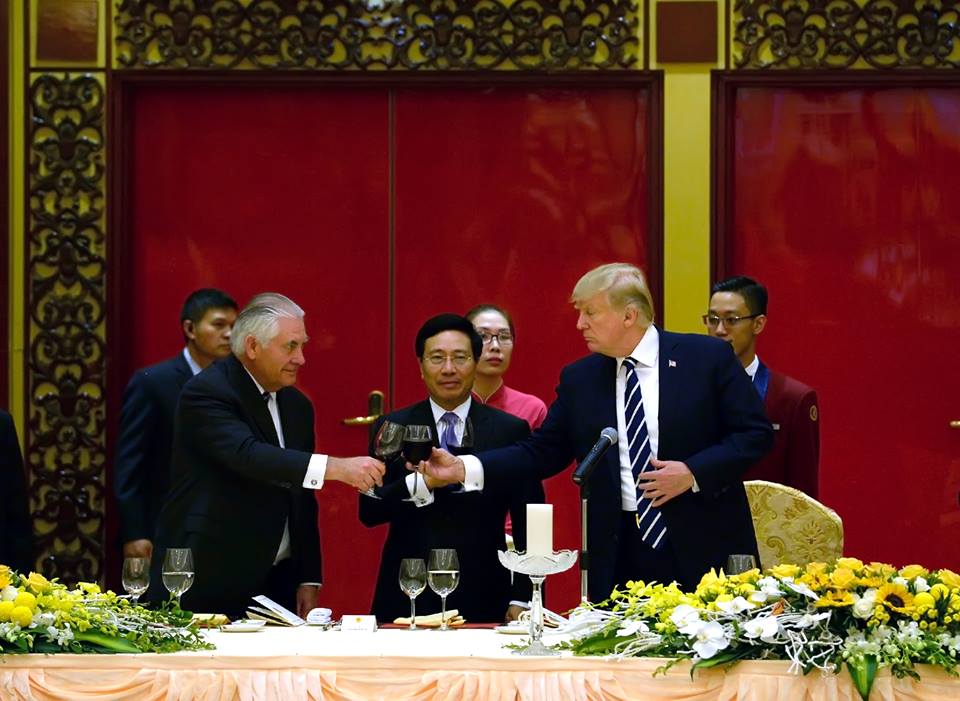 美國總統川普（右）與國務卿提勒森（左）數度傳出意見不合，人事撤換消息滿天飛。 圖：翻攝美國國務院臉書