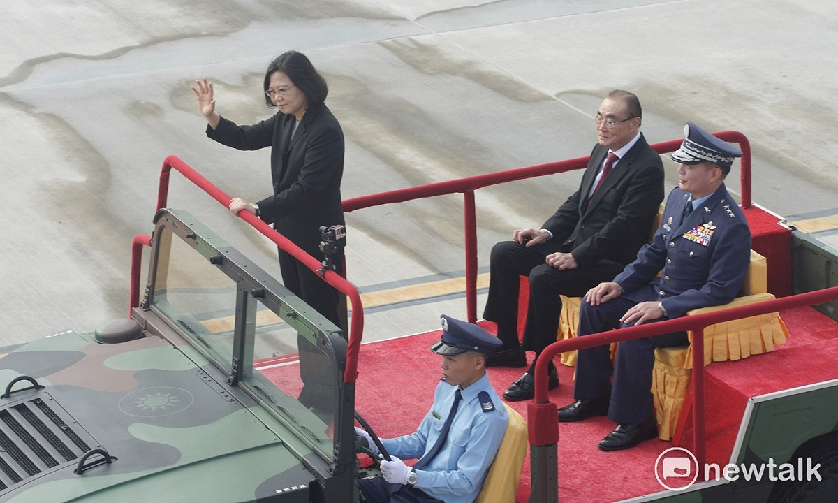 總統蔡英文1日前往空軍屏東基地主持「P-3C型機成軍典暨S-2T型機除役級部隊番號更銜典禮」。 圖：張良一/攝