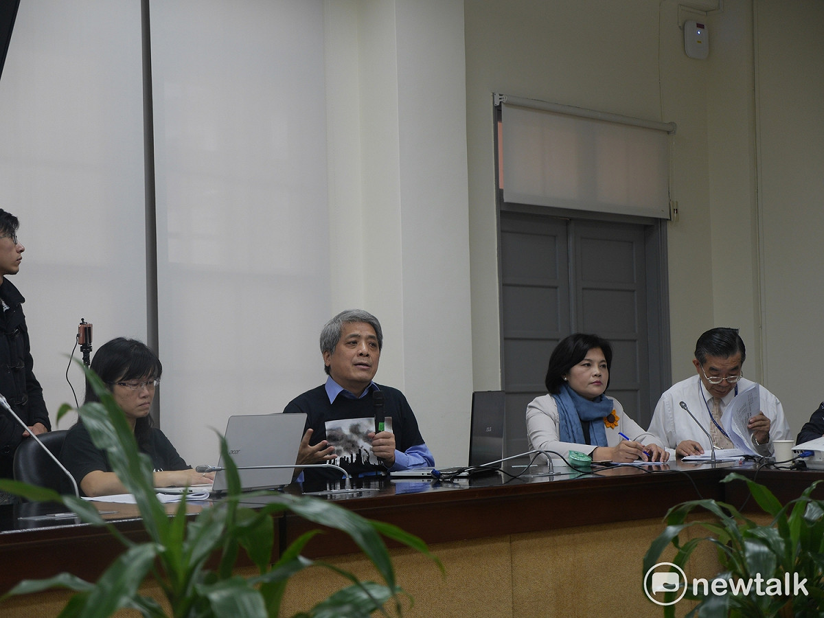 台灣健康空氣行動聯盟理事長葉光芃建議林佳龍收回中火許可證，落實四年減四成生媒生媒使用量。 圖：趙婉淳／攝