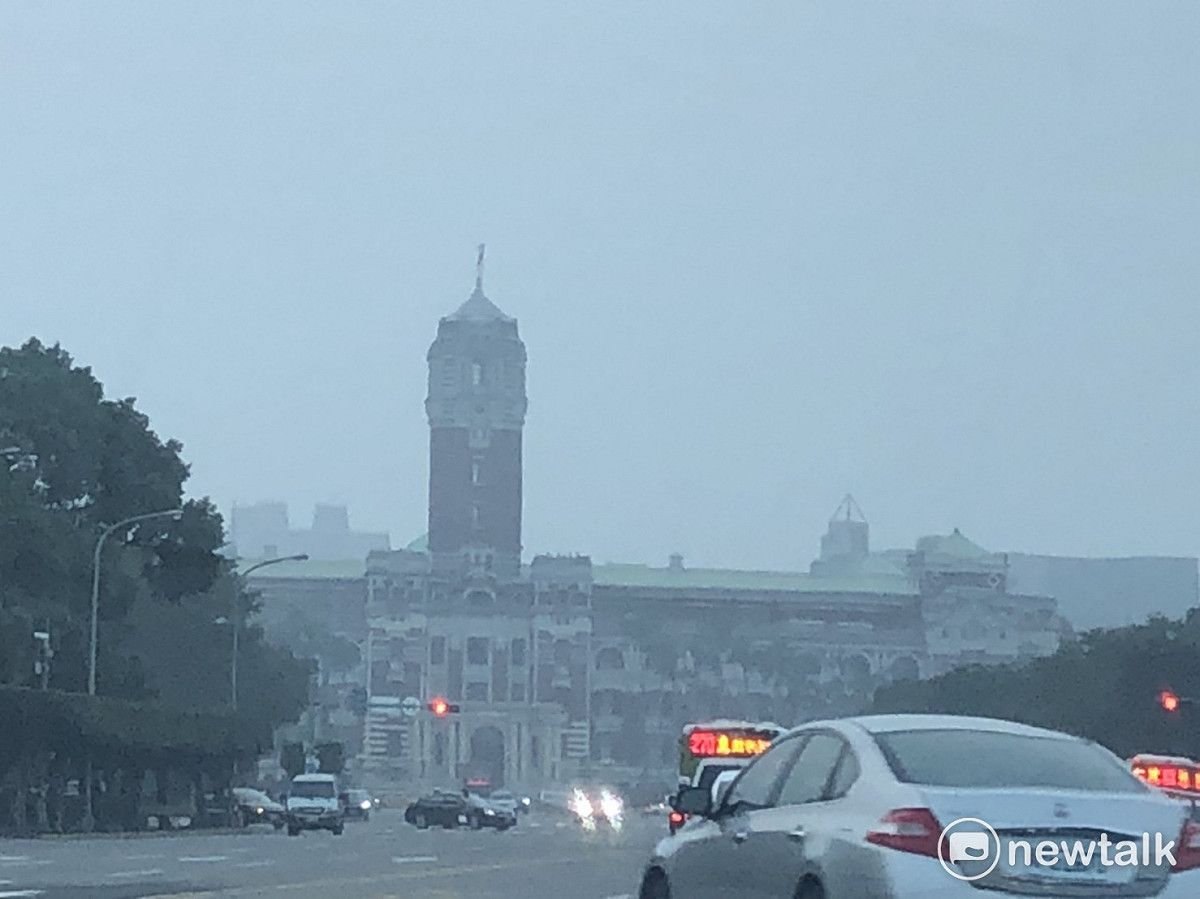 最近三天台灣的空污情況嚴重，圖為周三（11/29）總統府前的狀況。 圖：新頭殼資料照片（陳奕/攝）
