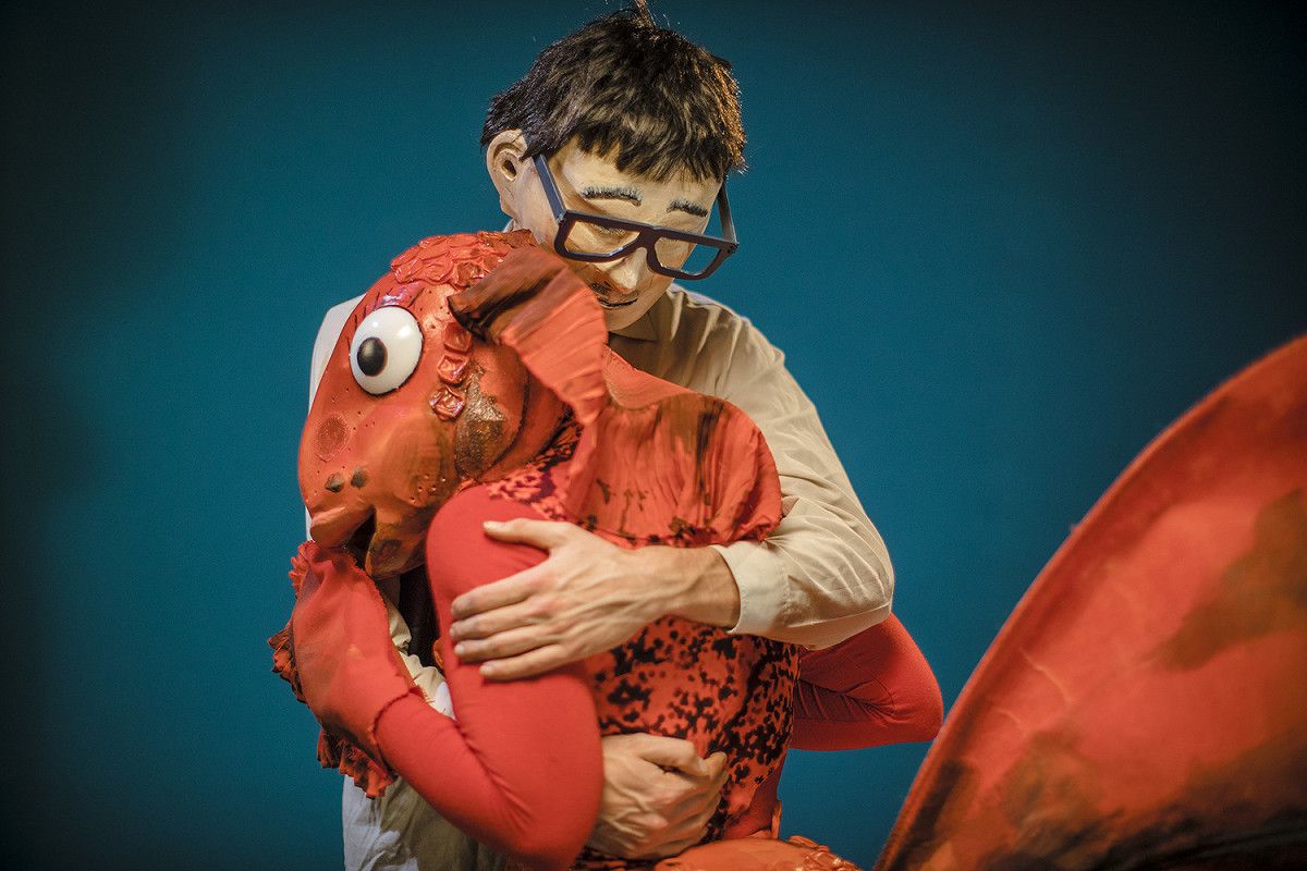 這次還特別邀請荷蘭藝術家Annemiek Funneman、Collin van den Broek 演出「魚」偶劇。 圖：汐止動態閱讀協會/提供