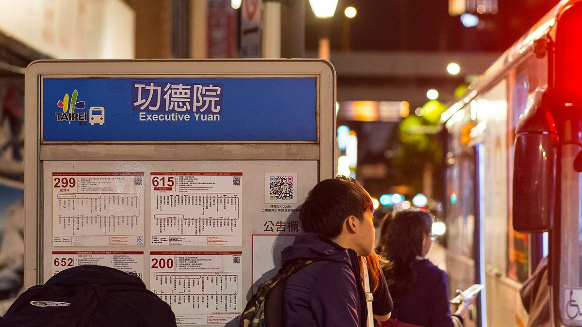 青年團體將行政院更改為功德院，表達政府冷血的憤怒。 圖：青年團體／提供