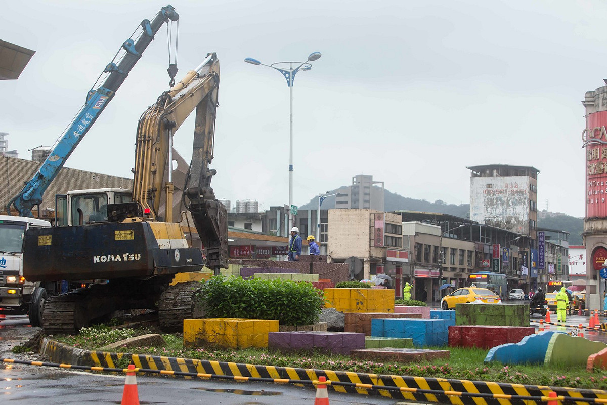 林右昌說，市府工務處預計以4天的時間拆除火車站前花圃，接著就會交給國光客運公司興建臨時候車亭，花圃處理完之後，舊火車站前就會有一番新的樣貌。 圖：基隆市政府／提供