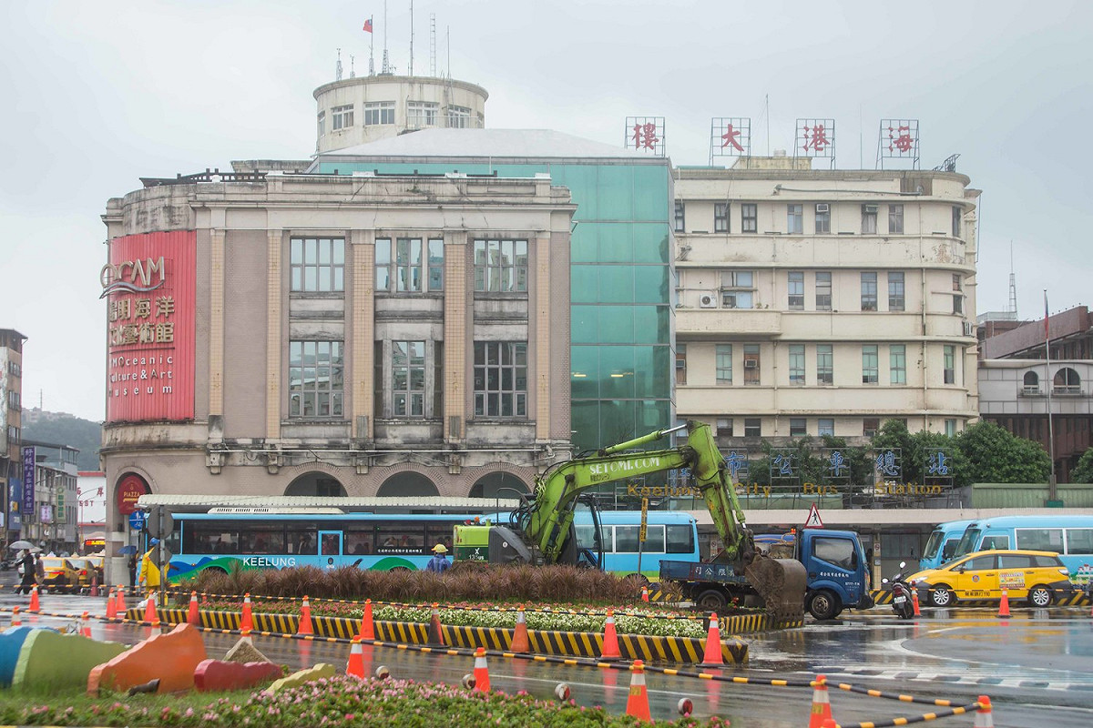 林右昌指出，臨時站(候車亭)的工程期間大約一個半月，請大家稍微忍耐一下這段期間的不便。 圖：基隆市政府／提供