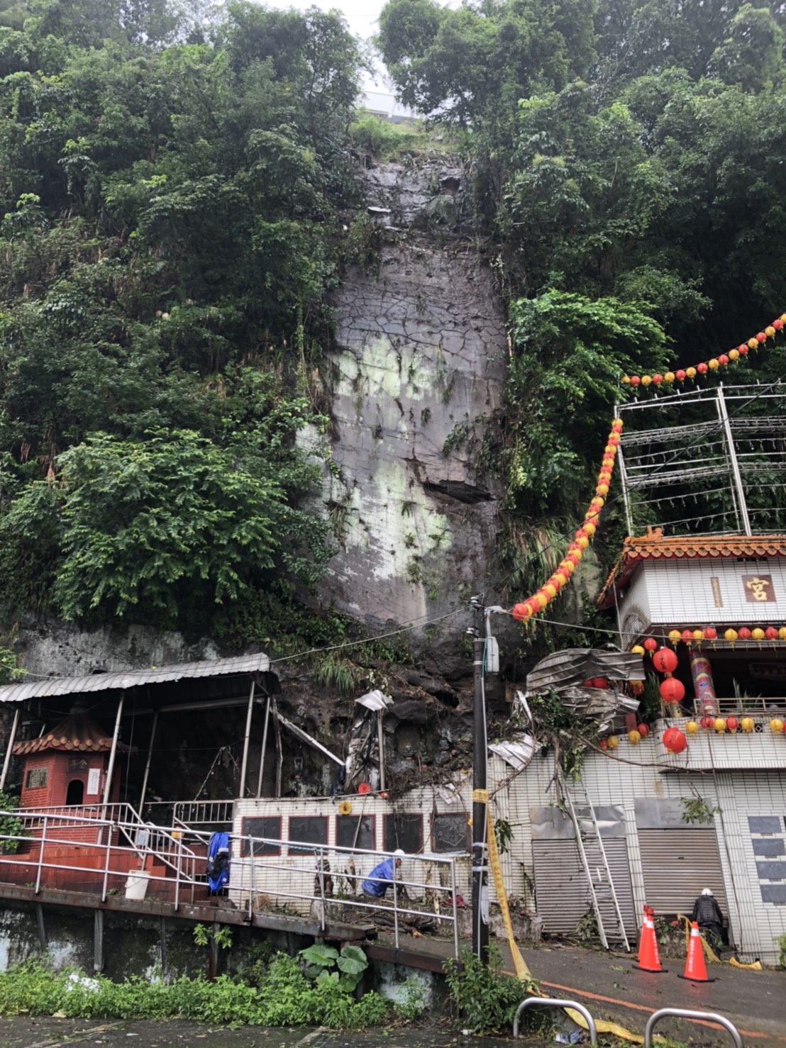 昨(30)日晚間，位於西定路80巷的中山區西榮里民活動中心旁發生土石與樹木滑落，中山區公所立即派員進場清除並封閉道路，以維護用路人的安全。 圖：基隆市政府／提供