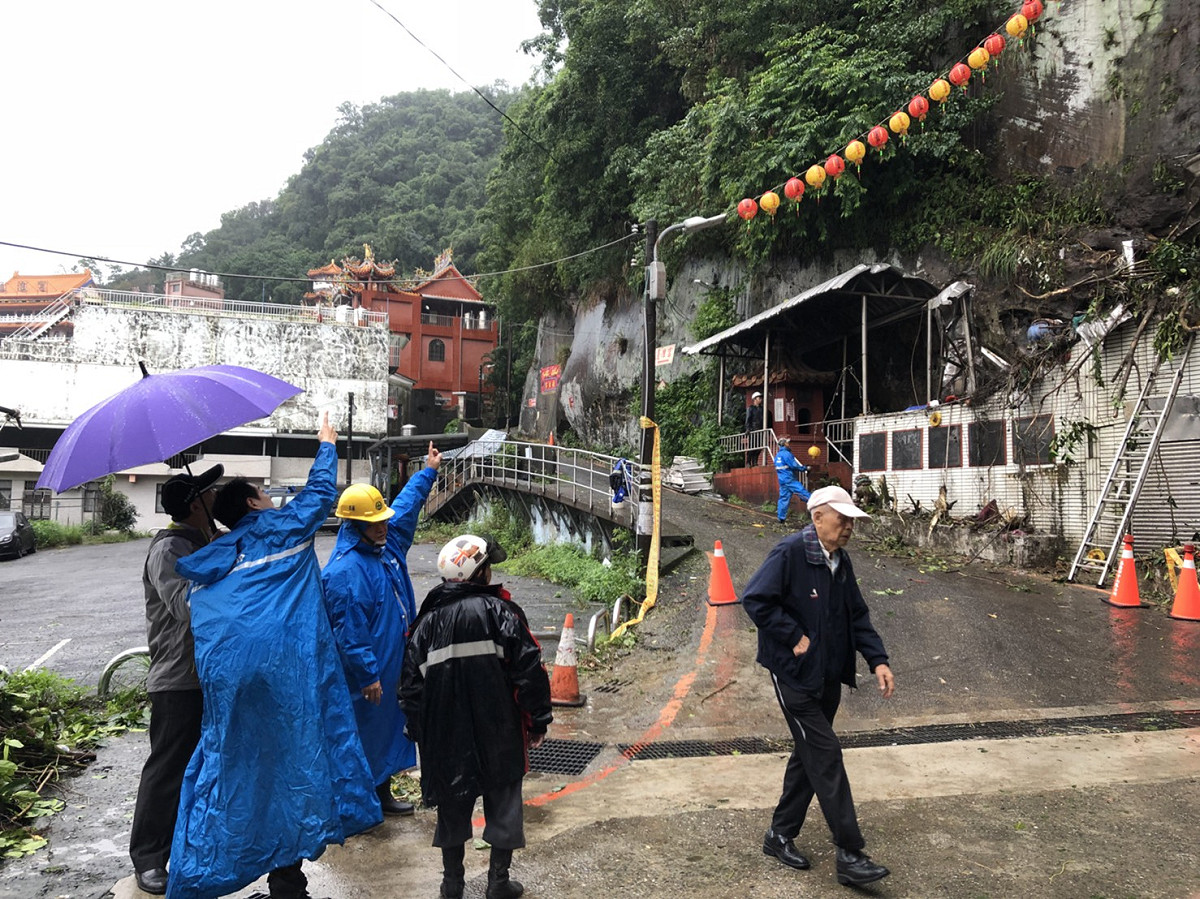 西定路昨天山坡土石滑落，今天中山區長鄭錦濃立即邀集國產署基隆辦事處、市府產發處等進行現勘，商討解決方案。 圖：基隆市政府／提供