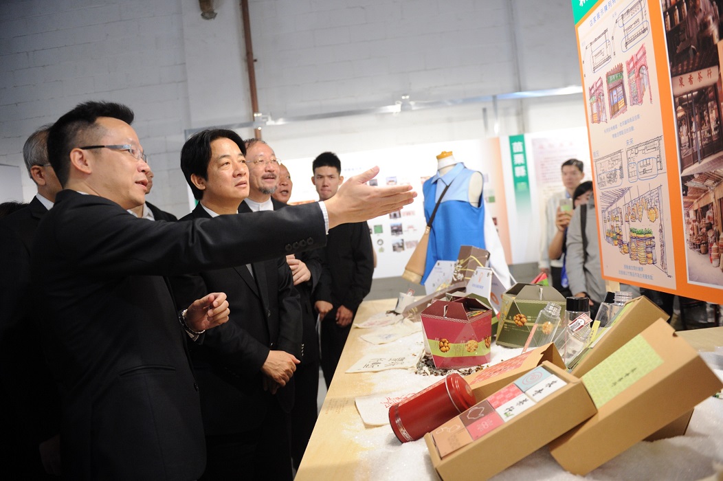 行政院長賴清德今（1）天逐一參觀各與會縣市的展覽攤位。 圖：行政院/提供