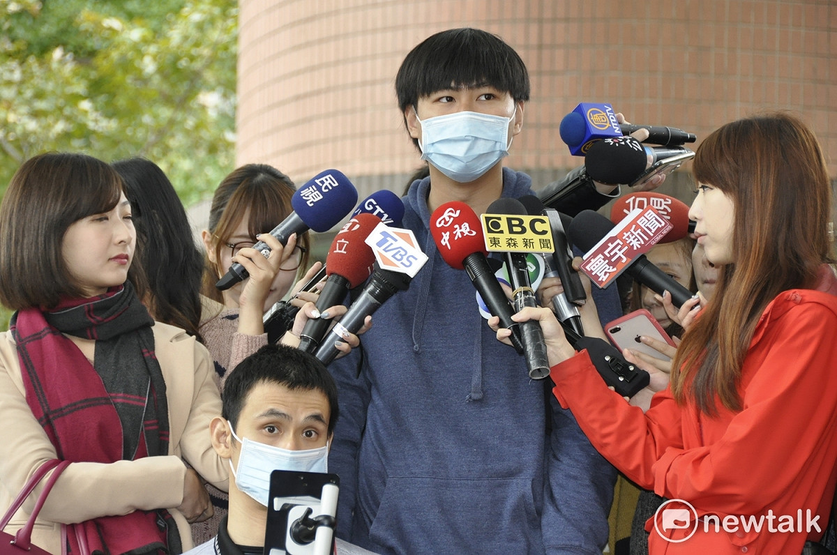 青年團體籲：12月4日立法院將進行勞基法修正草案審議，賴神、行政院長賴清德不要用行政權壓迫立法院，干預立法權的審議。 圖:陳香蘭／攝