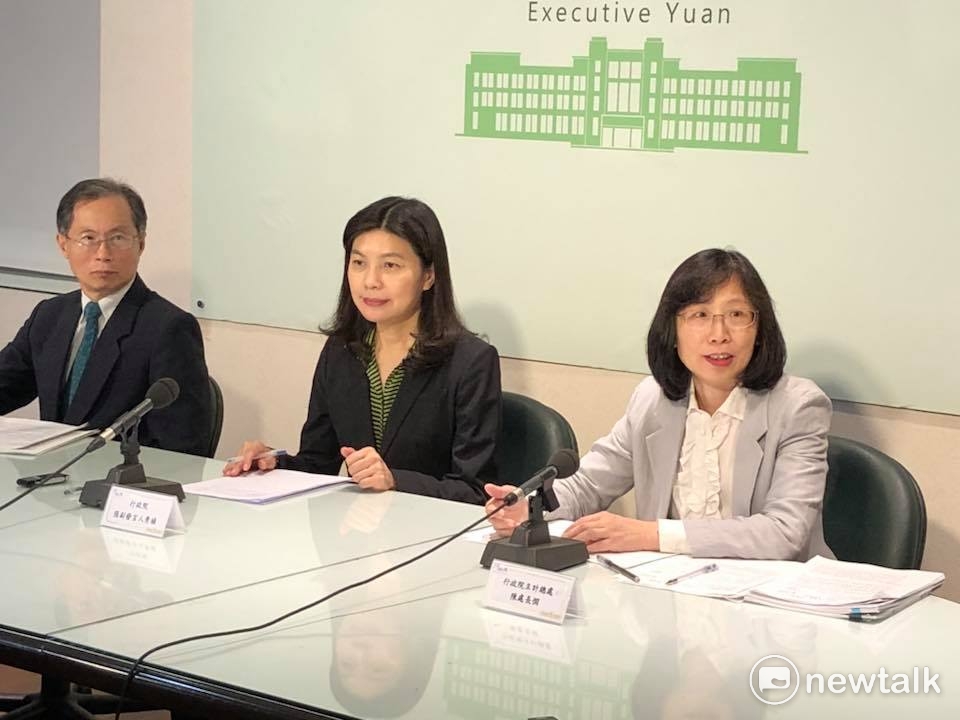 今（１）天下午的記者會由（左起）副主計長蔡鴻坤、行政院副發言人張秀禎和主計處國勢普查處長陳憫召開。 圖：謝莉慧／攝