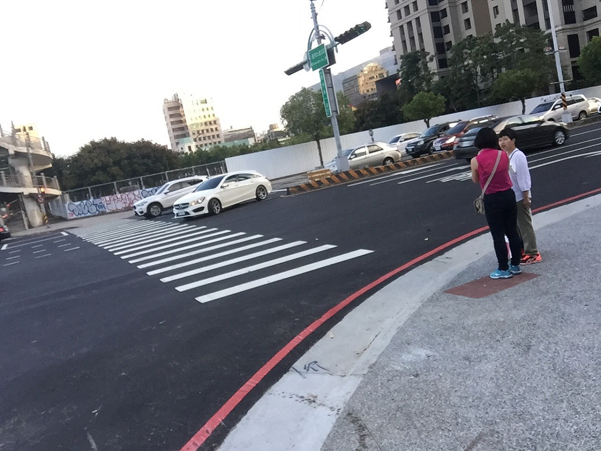 建設局表示，自104年至今(106)年11月底為止，已完成約50公里人行道、691處無障礙斜坡道改善。 圖：台中市政府/提供