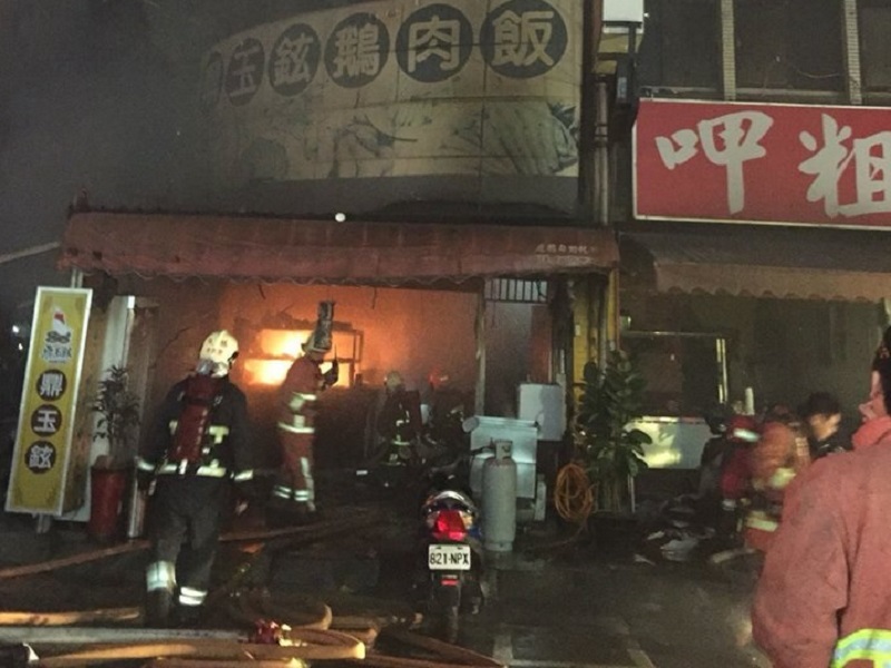 土城鵝肉店縱火案3名嫌疑人今（1）日企圖搭機出境時，在桃園機場遭攔下，帶返警局偵辦後，3人初步坦承犯行。 圖：新北市消防局提供