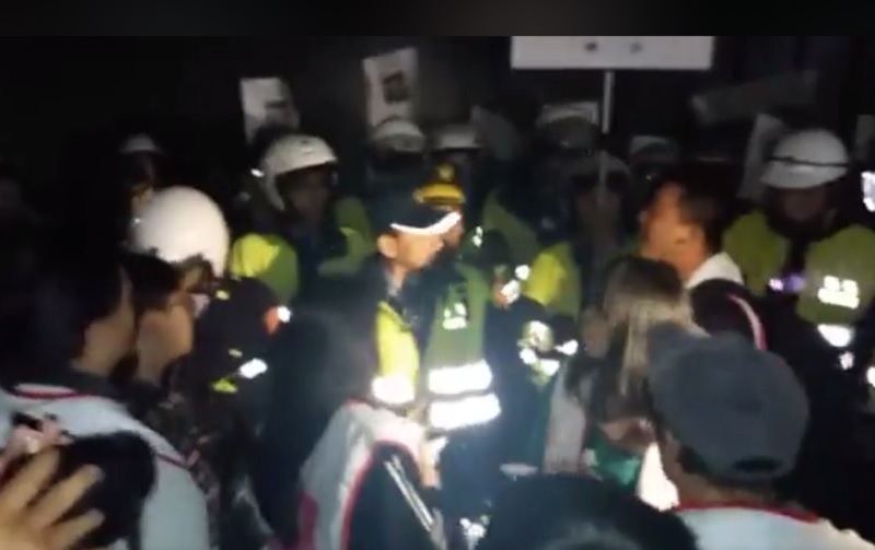 大觀自救會成員1日晚間赴行政院長賴清德官邸前抗議，和警方發生推擠，造成兩名員警受傷、一名女性送醫。 圖：翻攝大觀事件臉書